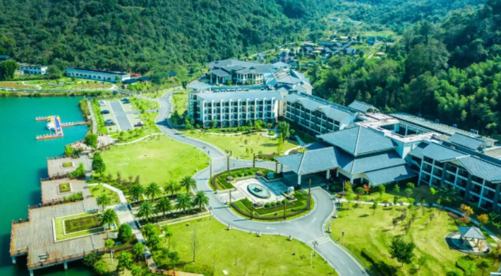 【初春特惠】小隱于山，私享巴厘風情~￥499搶住藍山源·嶺南東方溫泉-高級山景房，享千畝碧水湖光，含雙人登巴薩自助早餐+無限次溫泉+暢玩淘氣堡！