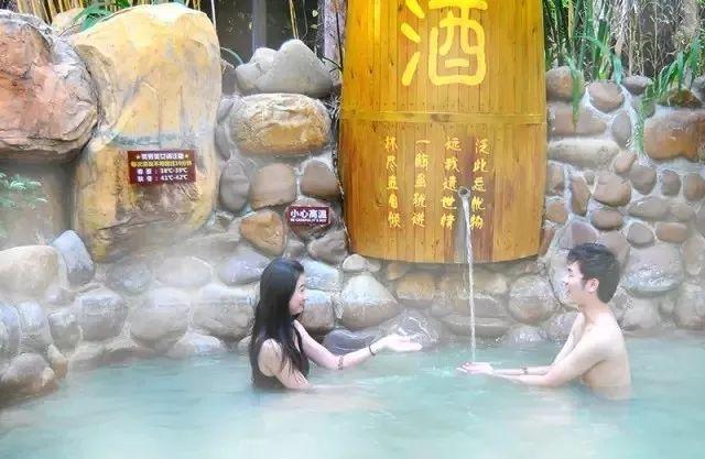 【吃足三餐，火爆搶購】498元&#x2F;雙人=雙早+雙晚+雙宵夜+無限次溫泉+豪華住宿，盡在中山泉眼溫泉度假酒店