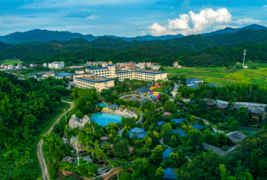 客家氧吧小眾度假，夏日清涼值拉滿！￥499起搶住河源葉園溫泉酒店-豪華房，含2大1小無限次公共溫泉+恒溫泳池+水上樂園+自助早餐，贈送免費兒童城堡玩具樂園，打卡網紅吶喊噴泉